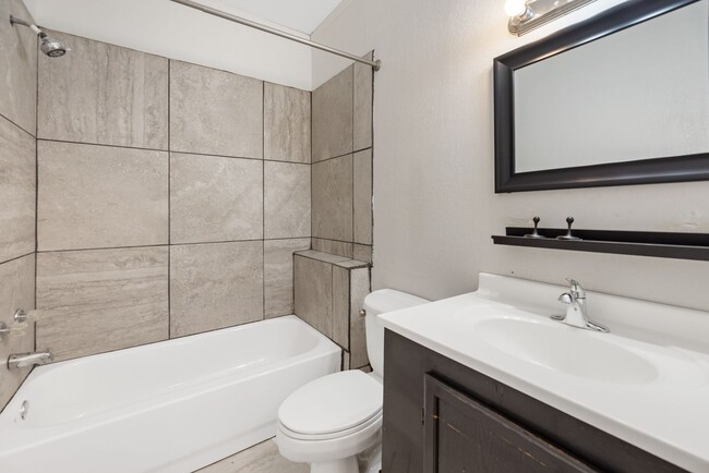 Building Photo - Charming 2 Bed 1 Bath - 2 weeks FREE!