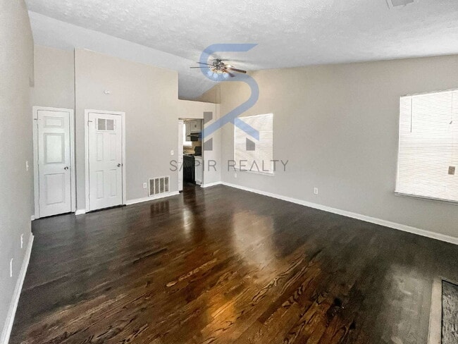 Building Photo - 2033 Charter Manor