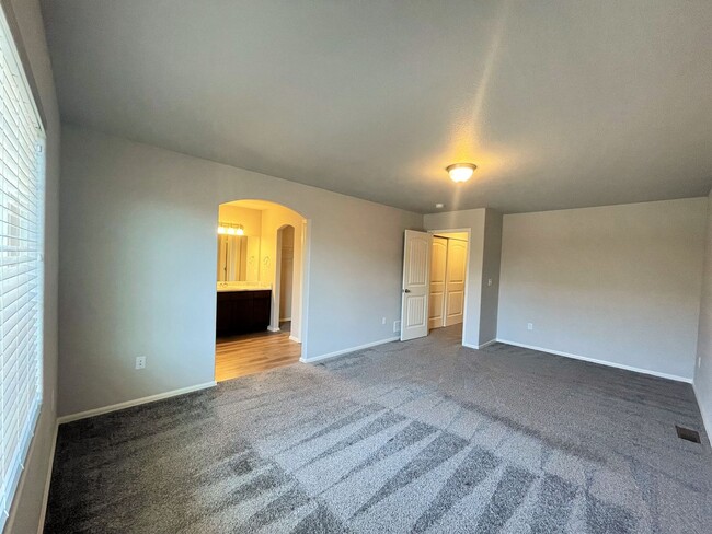 Building Photo - Townhome w/ 2 car garage, A/C-Newer, Low Maintance, & Conviniently Located