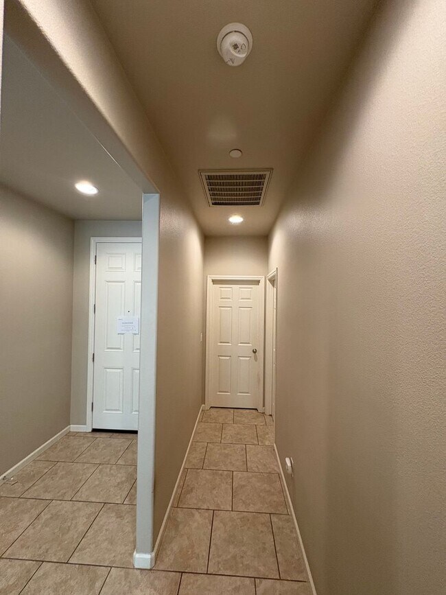 Building Photo - Lovely Clovis home Available Now!