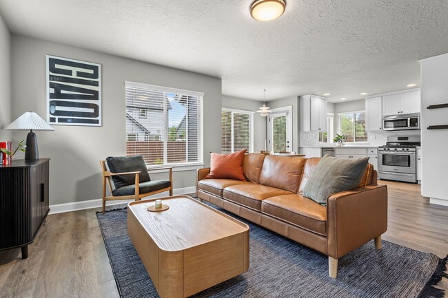 Building Photo - Beautiful SE Bend Home | Spacious Floorplan | Fenced Backyard | Near Parks & Trails