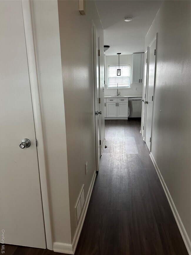 Building Photo - 4 Marian Ct