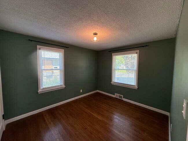 Building Photo - Audubon-Downriver Neighborhood 4 bedroom, 1 bath corner lot with large, fenced yard