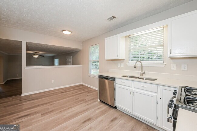 Building Photo - 237 Fox Run