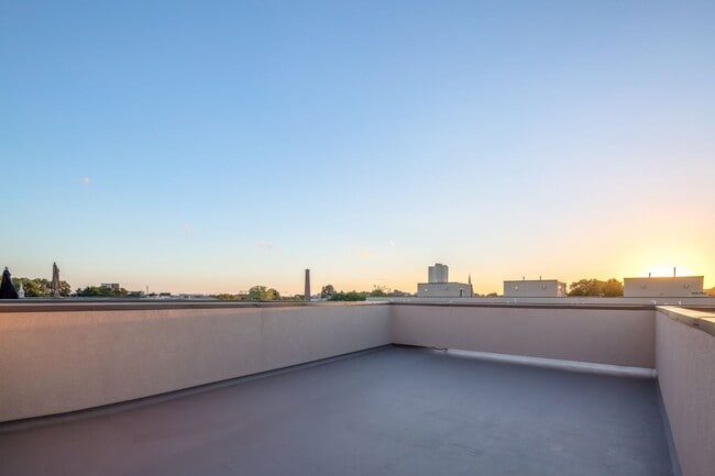 Building Photo - Queen Village Townhome