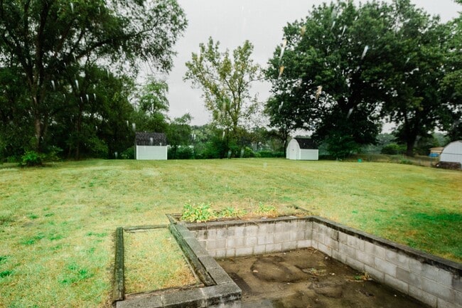 Building Photo - 2 Bedroom / 1 Bathroom Duplex for Rent in ...