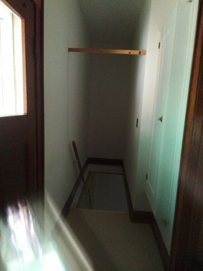 Building Photo - 4 Bedroom close to downtown, bike and walk...