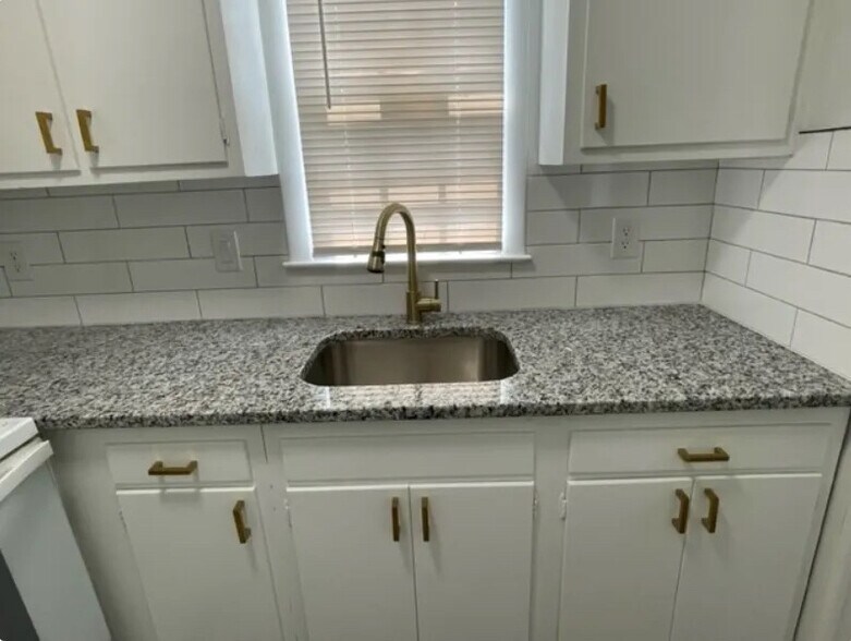 Building Photo - Room in Townhome on Greenbriar Rd