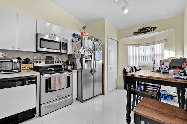 Building Photo - 3395 NE 9th Dr