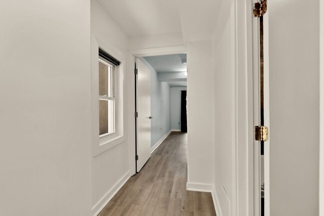 Building Photo - Bright and Spacious Terrace Level 2br in Mt. Pleasant!