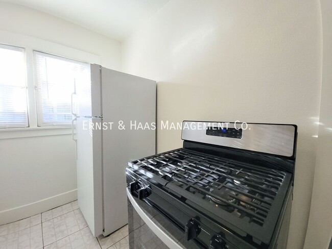 Building Photo - Charming 1 Bedroom Bungalow Apartment in C...