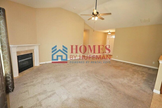 Building Photo - Three Bedroom | Two Bathroom | Newburgh