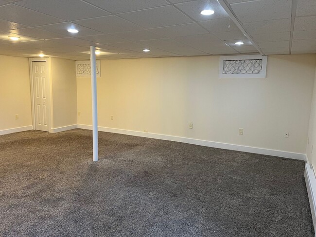 Building Photo - Newly Renovated Spacious 3 Bedroom Townhou...