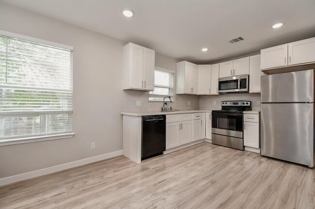 Building Photo - 5615 Barremore St