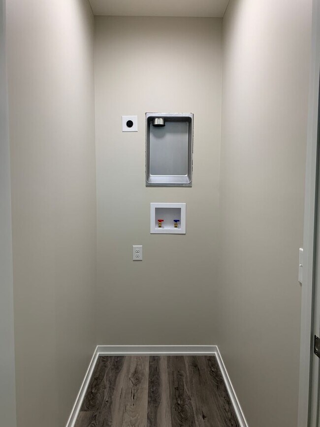 Building Photo - Zero entry ranch townhome with 2 stall garage. Laundry on main level, 2 bedrooms/2.5 bath in SE L...