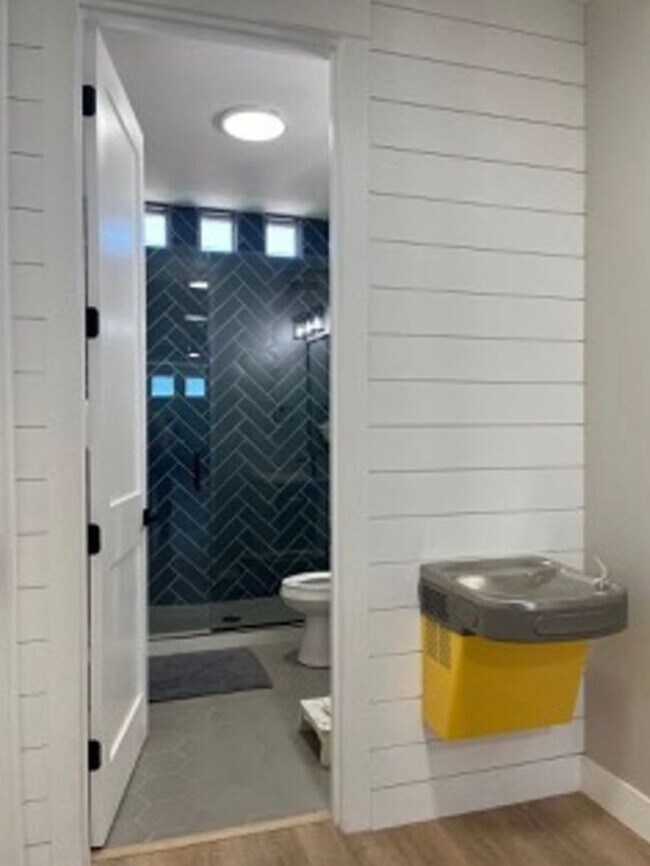 Building Photo - Beautiful, 6 Bedroom Home! 6 or 18 Month Lease!