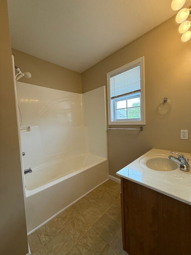 Building Photo - 3 bedroom, 2.5 bath townhome *6-MONTH LEAS...