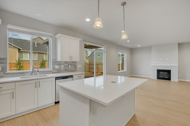 Building Photo - Brand New & Beautiful 2025 Holt Home !  Wa...