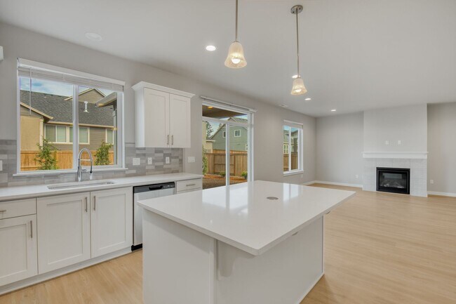 Building Photo - Brand New & Beautiful 2025 Holt Home !  Walking Trails, Common Areas!