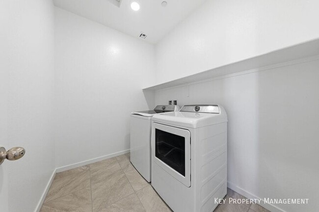 Building Photo - 1529 Layla Crossing Ave