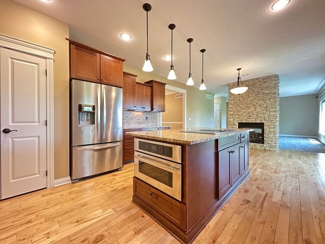 Building Photo - Astonishing 5 bedroom 3.5 Bath Home