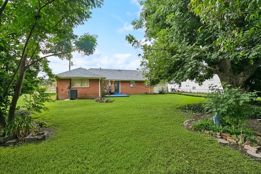 Building Photo - 839 Behrman Ave