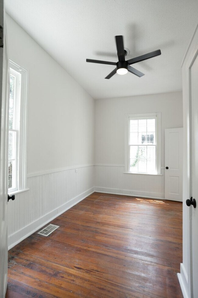 Building Photo - 410 3rd St