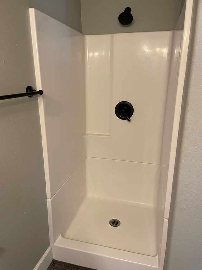 Building Photo - Recently renovated apartment in Lincoln City!