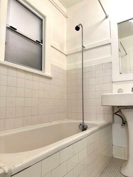 Shower Tub - 1138 N Gardner St