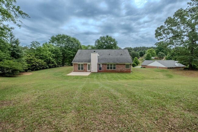 Building Photo - Beautiful 4 Bedroom Home on Large Private Lot in Hoschton