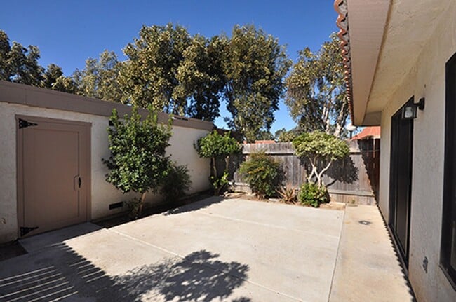 Building Photo - Lovely single level end unit in Tanglewood...