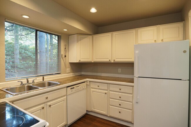 Building Photo - 25046 Lake Fenwick Rd