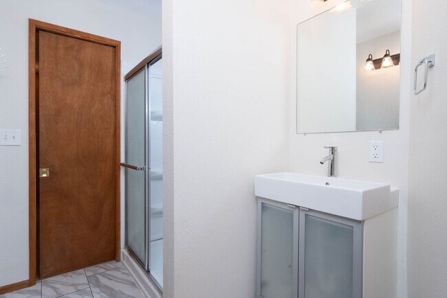 Building Photo - West Hills 4 Bdrm+, 3 Bath Mid Century - A...