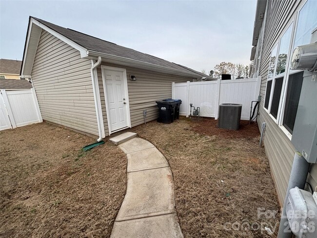 Building Photo - 15733 Country House St