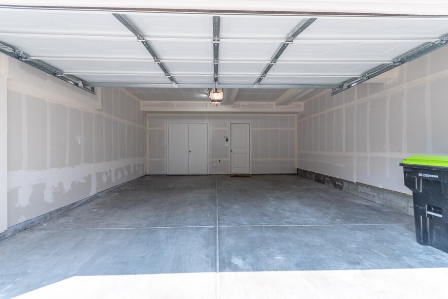 deep, inslulate garage with opener and directional ultra-bright led light - 7476 Johnsontown Hts