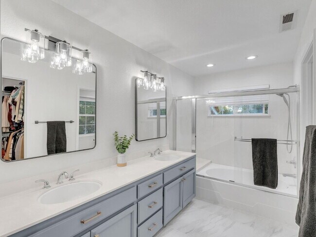 Building Photo - 3-Bed Bright Morgan Hill Home in a Desirable Neighborhood