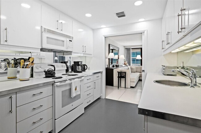 Building Photo - 10205 Collins Ave