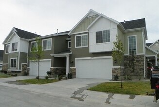 Building Photo - 3 Bed 2.5 Bath Condo