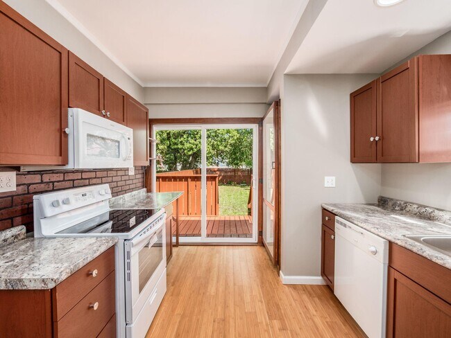 Building Photo - 574 Seymour Ave