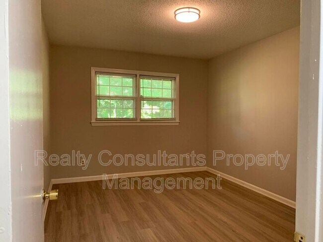 Building Photo - 1101 Robinhood Rd