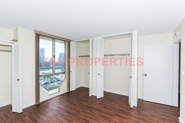 Building Photo - 2 bedroom, 2 bath & 1 parking for rent at Royal Court