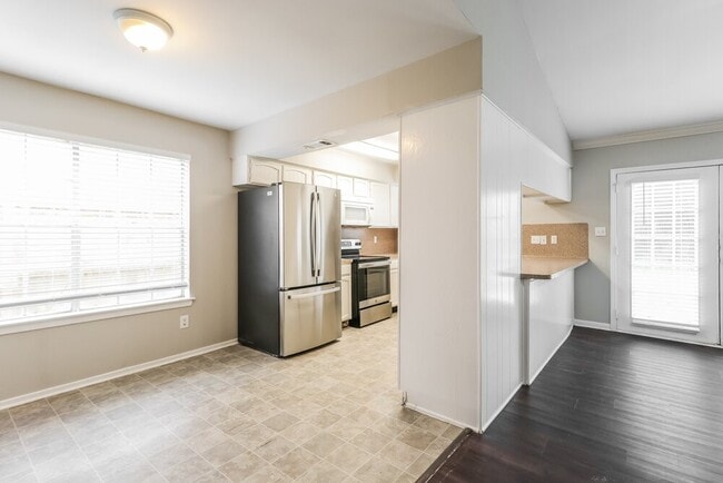 Building Photo - 2703 Wood River Rd