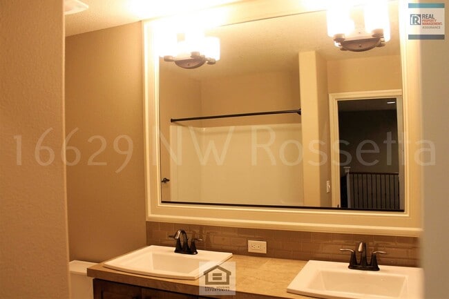 Building Photo - Beautiful 3 BR/2.5 BA Home in Desirable Bethany Neighborhood