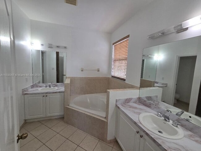 Building Photo - 928 SW 153rd Ct