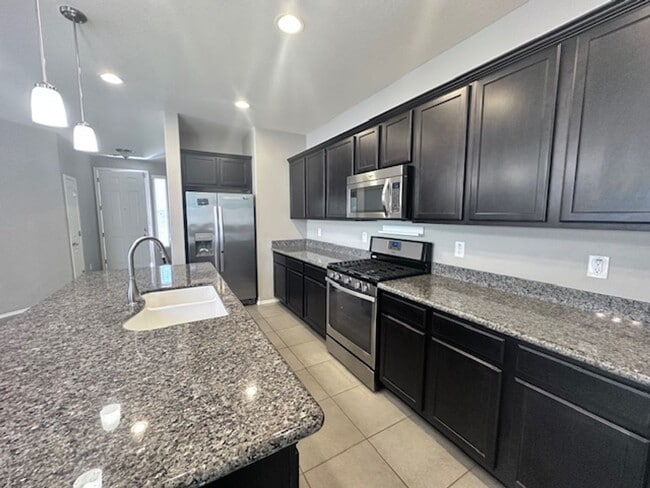 Building Photo - Spacious 3 Bed 2 Bath Home in Desirable Peoria Location