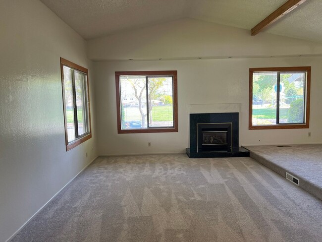 Building Photo - TENTATIVELY RENTED 4 Bedroom 2 Bathroom Si...