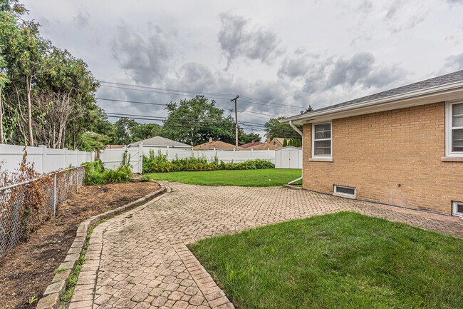 Building Photo - 5018 Dobson St