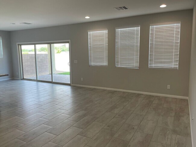 Building Photo - Rhodes Ranch South- 4 Bedroom 3 Bath Home