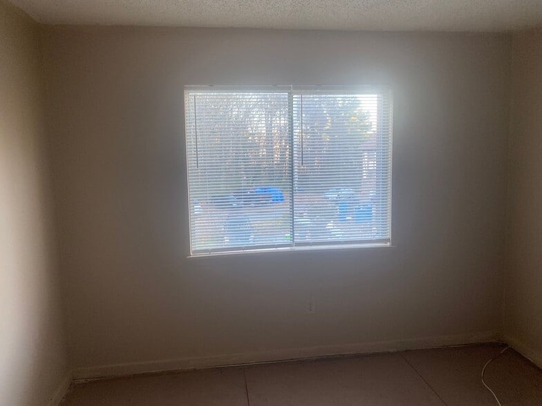 Building Photo - 1505 Camelot Dr