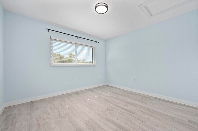 Building Photo - GORGEOUS FULLY RENOVATED 2ND FLOOR 2 BEDRO...